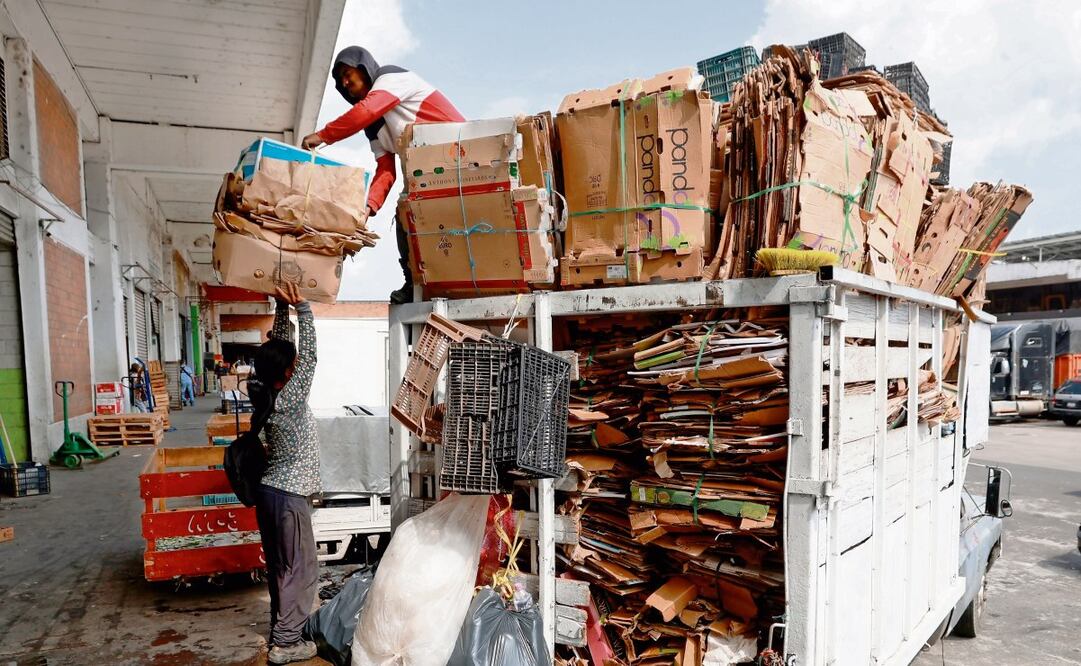 Ellas trabajan en este oficio más de 13 horas diarias detrás de los contenedores, con el sol o la lluvia como compañía. Foto: Diego Prado / EL UNIVERSAL