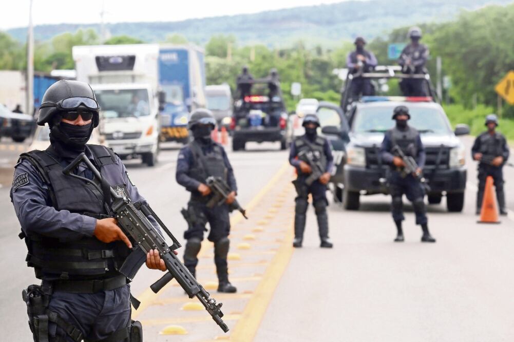 Policías vigilan una carretera de Nayarit. La seguridad se reforzó en la entidades cercanas a Jalisco, tras el plagio de seis personas en Puerto Vallarta, el pasado 15 de agosto (ULISES RUIZA BASURTO. EFE)
