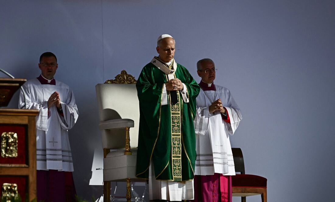El papa León XIV (C) oficia una misa en el barrio romano de Tor Vergata, en el marco del Jubileo de la Juventud. Foto: AFP