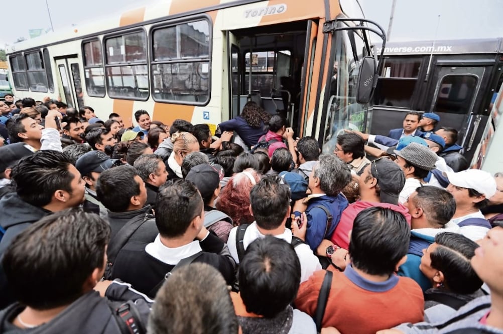 Usuarios del STC peleaban por abordar alguna de las unidades M1 que resultaron insuficientes ante la alta demanda (HUGO GARCÍA. EL UNIVERSAL)