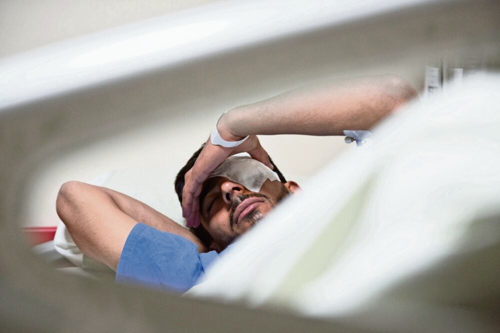 Un voluntario de los Cascos Blancos fue herido por una esquirla de bomba; tardó un mes en salir de Siria y recibir atención; perdió el ojo izquierdo (CRISTOPHER ROGEL BLANQUET)