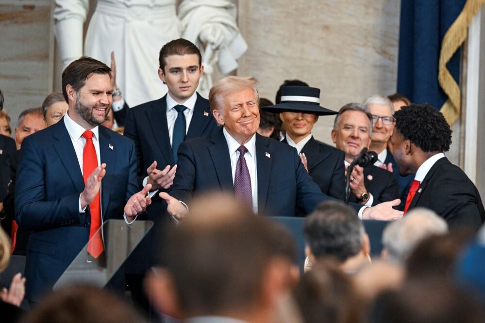 El presidente Donald Trump recibe una ovación tras jurar el cargo, en Washington el 20 de enero del 2025. FOTO: AP
