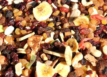 El fruto seco que consume el mundo y ayuda a tener huesos fuertes y buena coagulación