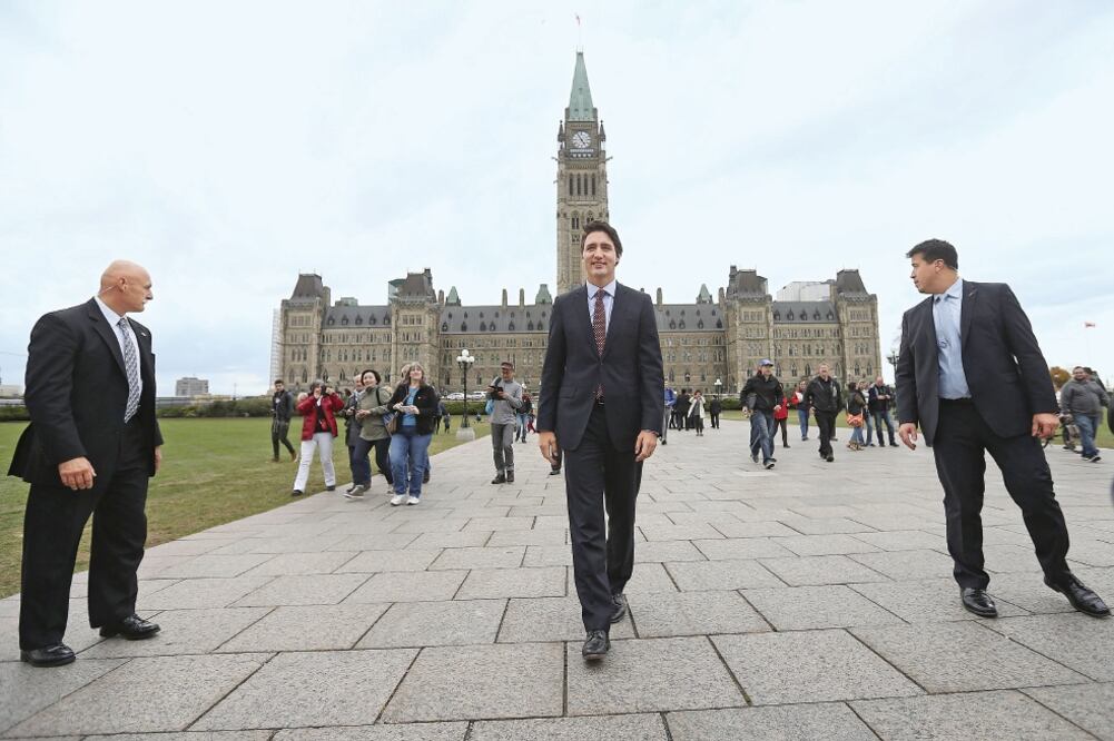 El primer ministro electo de Canadá y líder del Partido Liberal, Justin Trudeau, pasea a las afueras de la sede del Parlamento, en Ottawa, Ontario, el día después de las elecciones generales que ganó (CHRIS WATTIE. REUTERS)