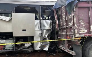 Choque ente camión de carga y autobús deja dos muertos en carretera de Chiapas; hay 27 lesionados, tres graves