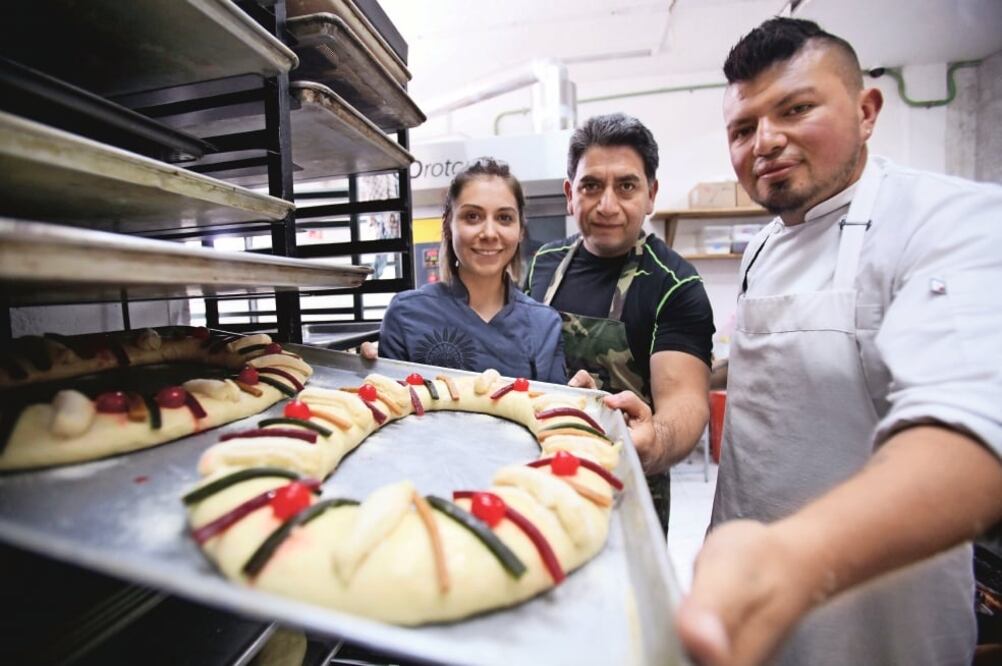 El equipo de Panía —cuatro trabajadores, incluida la dueña— tienen la meta de vender 300 roscas para el festejo de Día de Reyes, que se celebra el próximo domingo 6 de enero. (JORGE ALVARADO. EL UNIVERSAL)