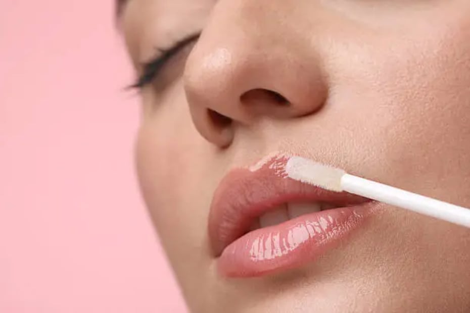 El aceite labial es un producto híbrido, con una fórmula más ligera que el gloss. Foto: Unsplash