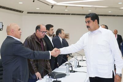 Maduro se reúne con oposición