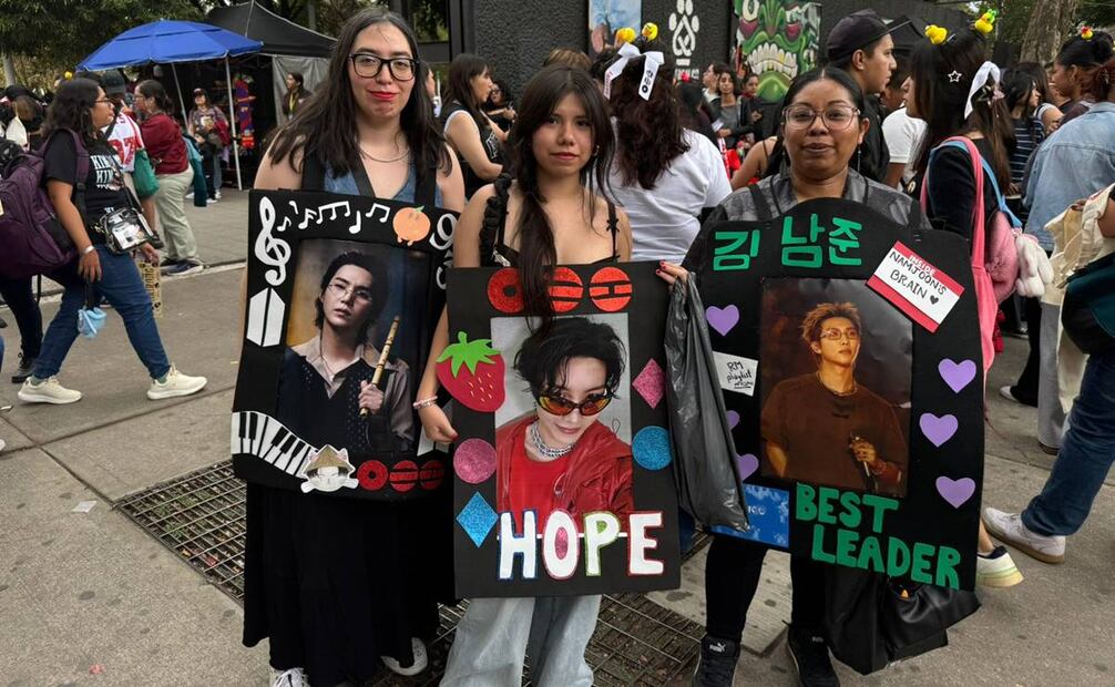 Fans de BTS, a la espera de que comience el segundo concierto de la banda en el Estadio GNP.
Foto: César González/EL UNIVERSAL.