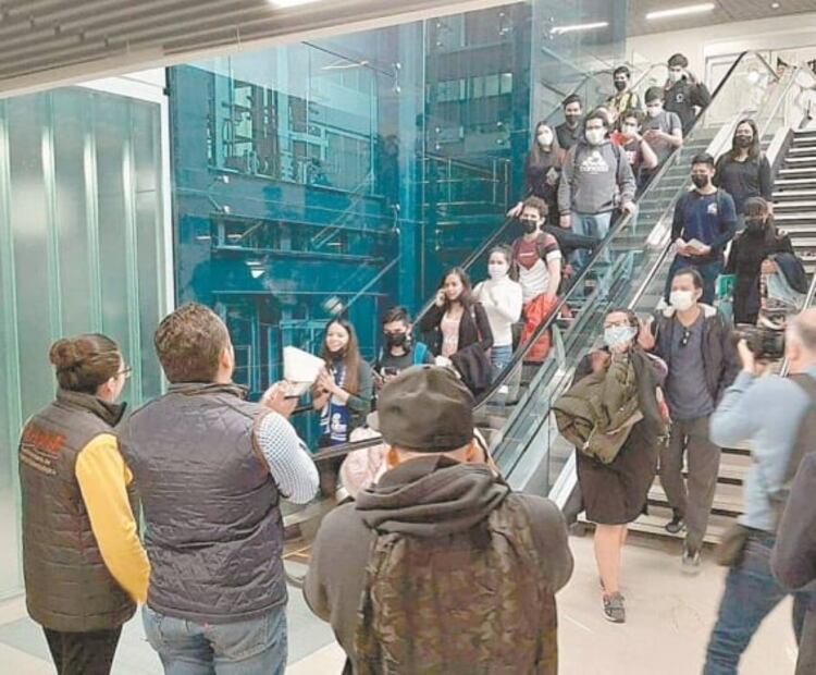 Regresan 18 becarios procedentes de China