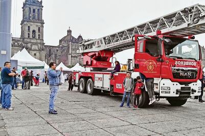 Realizan feria de servicios en plancha del Zócalo