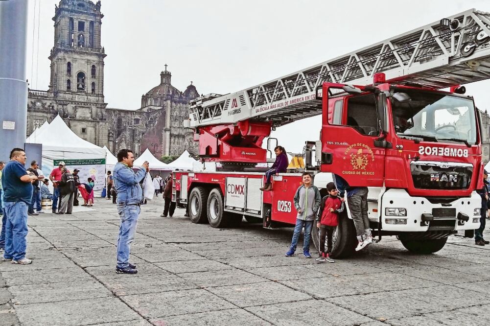 Realizan feria de servicios en plancha del Zócalo