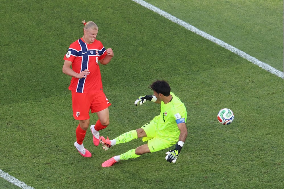 Erling Haaland anota el segundo gol de Noruega / Foto: AP