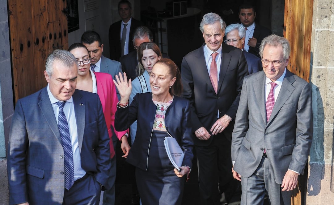 Ciudad de México, 05 Diciembre 2025.

La presidenta Claudia Sheinbaum sale de la reunión con el Consejo Mexicano de Negocios en el museo Kaluz. Foto: Luis Camacho / EL UNIVERSAL