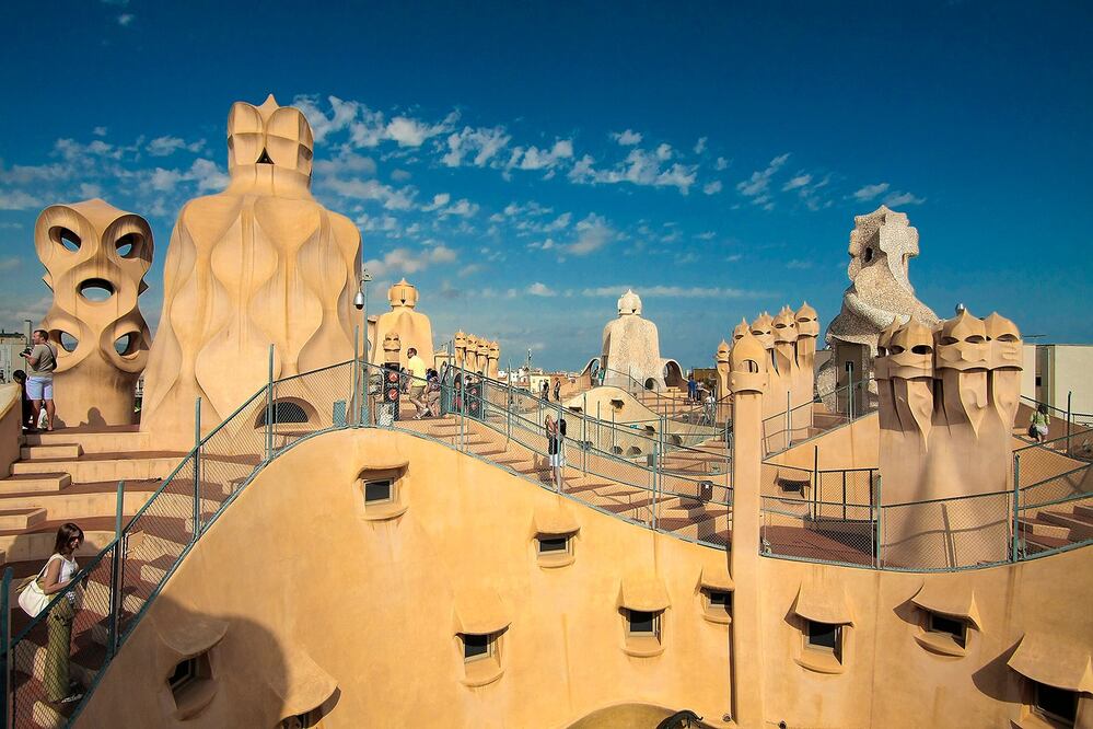 El edificio es conocido como la Pedrera por su parecido a una cantera al aire libre. (Foto: Istock)
