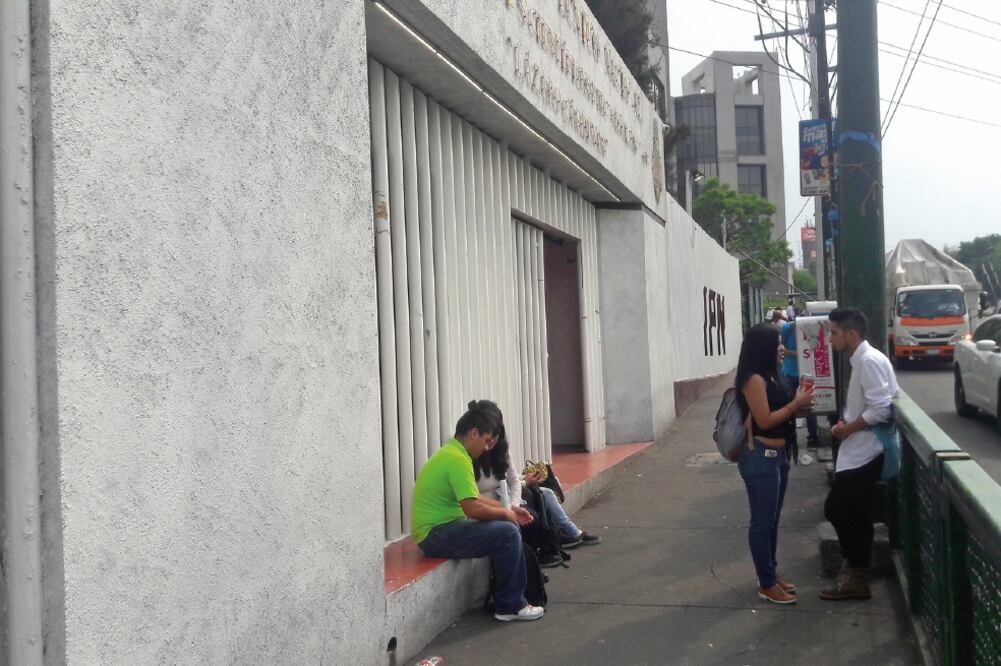 A fin de que los alumnos que cursan el sexto semestre puedan participar en los procesos de exámenes de ingreso a instituciones de nivel superior, el Consejo General del IPN acordó establecer sedes alternas extramuros (MARCOS MUEDANO. EL UNIVERSAL)