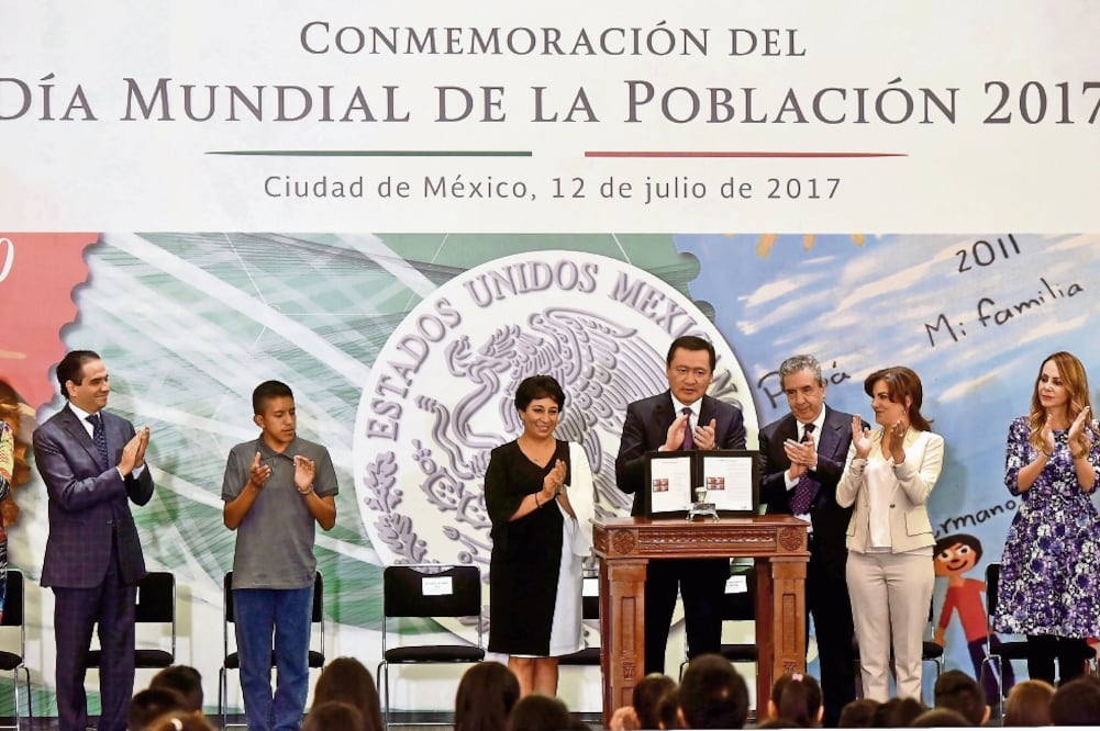 El secretario de Gobernación, Miguel Ángel Osorio Chong, conmemoró el Día Mundial de la Población e informó que el país enfrenta dos retos poblacionales: los embarazos adolescentes y el envejecimiento (SEGOB)