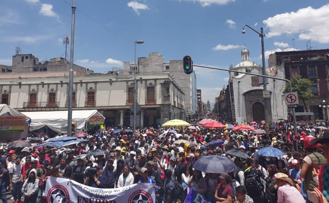 Alrededor de 15 mil estudiantes se congregaron frente a la SEP para protestar por la falta de pago de becas. Foto: Teresa Moreno/EL UNIVERSAL 