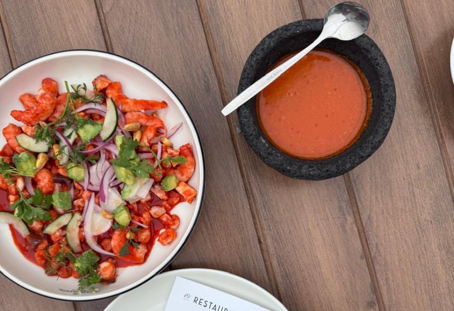 Una propuesta fresca y marisquera que fusiona mariscos con maíz pozolero, vegetales y cítricos. Foto: Rodrigo Guerrero. El Universal