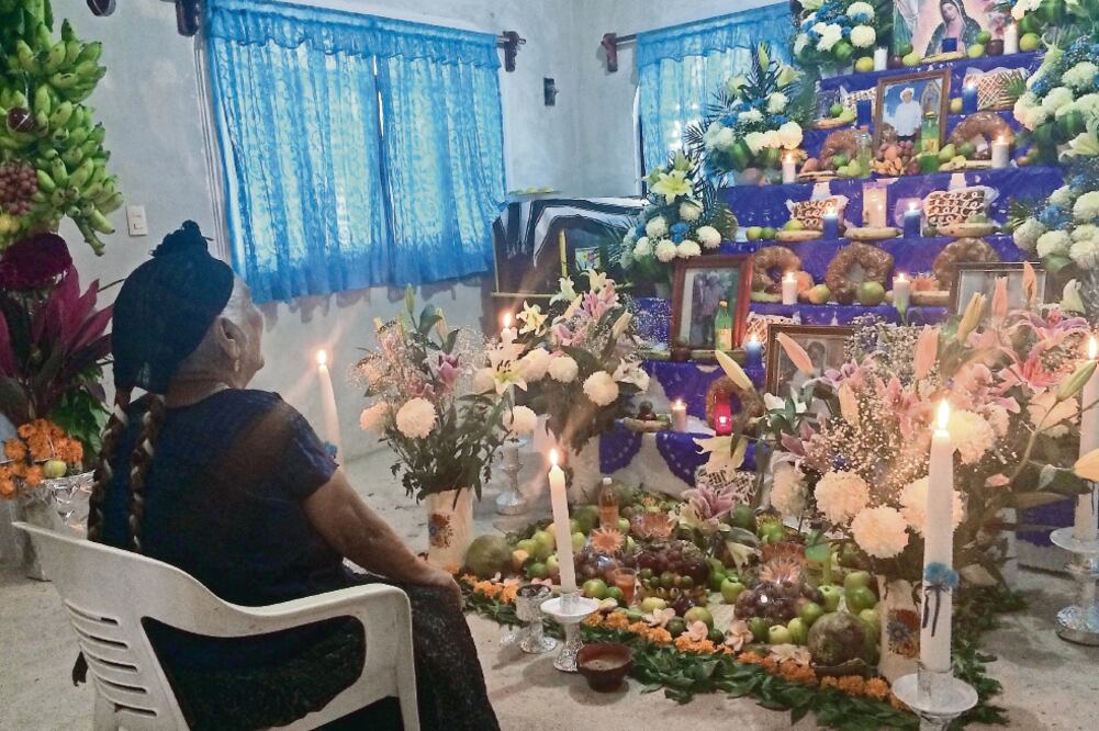 Es la representación de la puerta al mundo de los muertos. Al pie de los altares se coloca un petate nuevo con incienso, comida y todas la ofrenda que se dedica a los que ya fallecieron. (FOTO: ROSELIA CHACA)