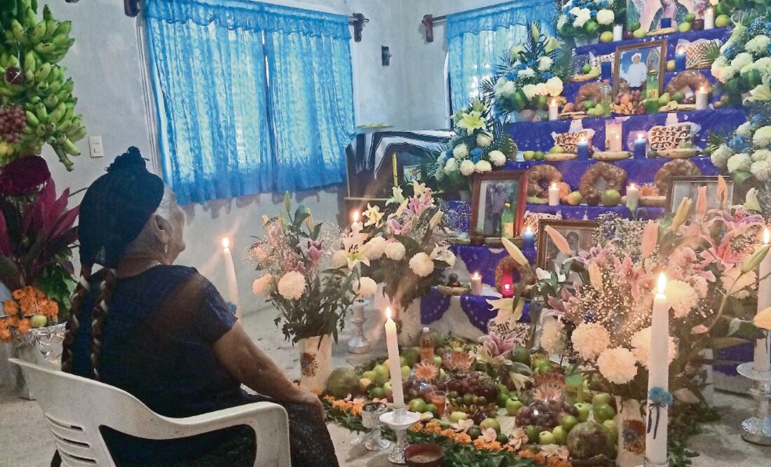 Es la representación de la puerta al mundo de los muertos. Al pie de los altares se coloca un petate nuevo con incienso, comida y todas la ofrenda que se dedica a los que ya fallecieron. (FOTO: ROSELIA CHACA)