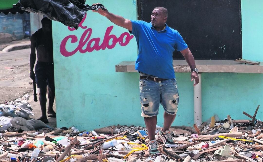 Destrucción tras el paso del huracán Beryl, en Santo Domingo. Foto: Orlando Barría | EFE