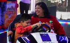 Desde la rueda de la fortuna hasta el carrusel, capitalinos disfrutan romería navideña de Avenida Hidalgo; comerciantes esperan afluencia