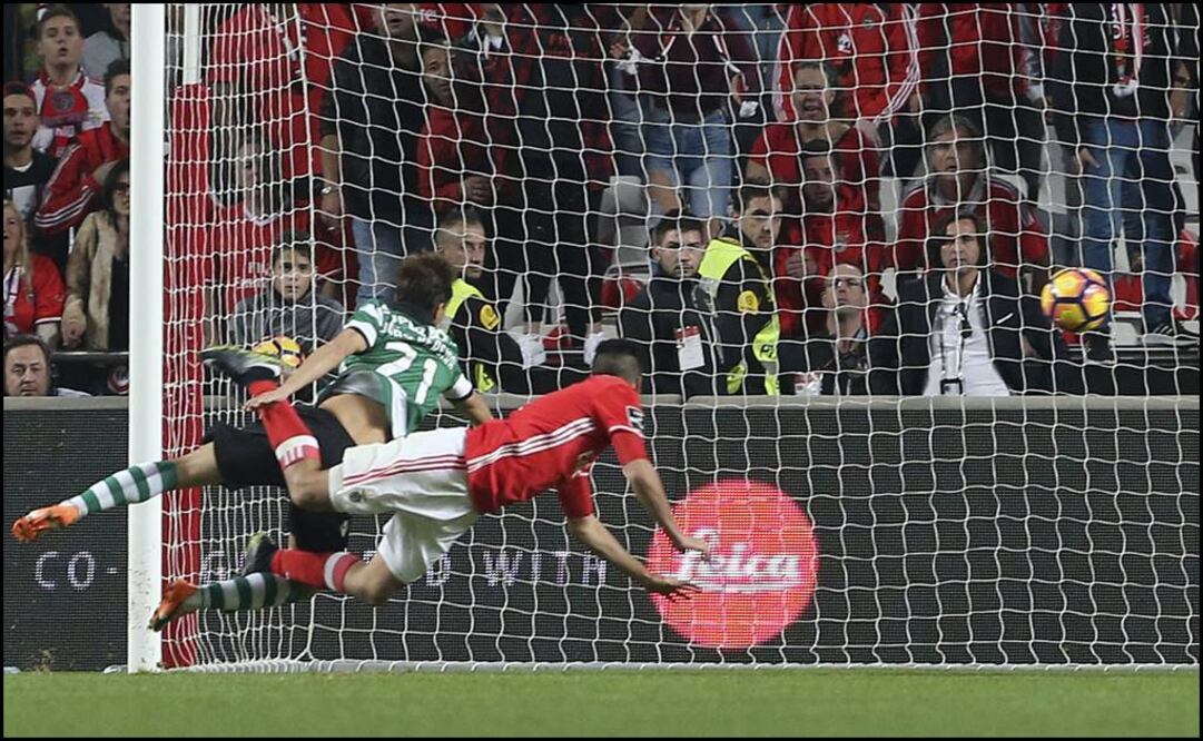 Raúl Jiménez convirtió un gol frente al Sporting de Lisboa (Foto: AP)