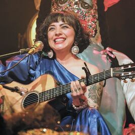 Mon Laferte cobija a fans con su voz