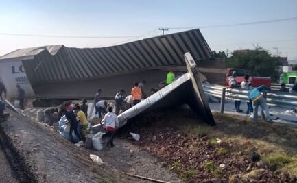Roban azúcar cruda de tráiler volcado en Celaya; autoridades piden evitar consumo