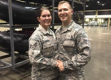 Pareja se casa en cuartel en medio de “Irma”