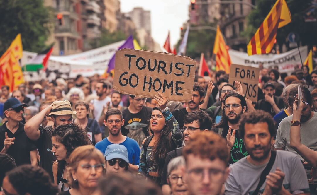 Manifestantes gritaron consignas contra el Festival de Fans de Fórmula 1 en Barcelona, en el centro de esa ciudad de España, el 19 de junio pasado. Foto: de EMILIO MORENATTI. AP