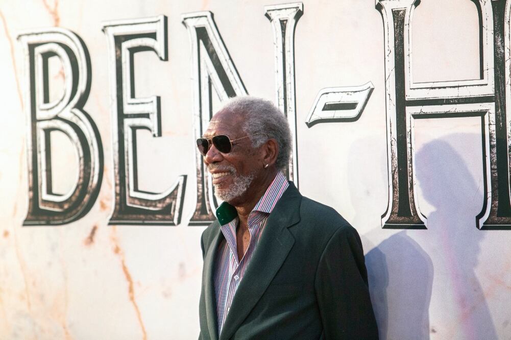 Morgan Freeman, con sus clásicas gafas, durante el estreno mundial de la película Ben-Hur en el teatro Metropólitan de la Ciudad de Mexico (CLASOS)