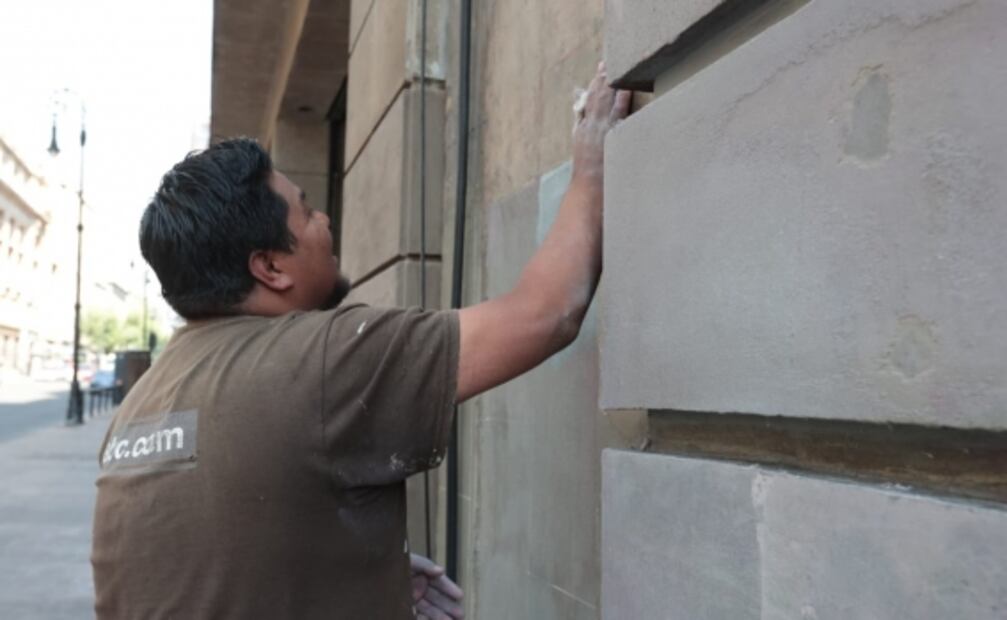 “Parece que trabajamos para ellos”, dice empleado de mantenimiento sobre pintas por marchas