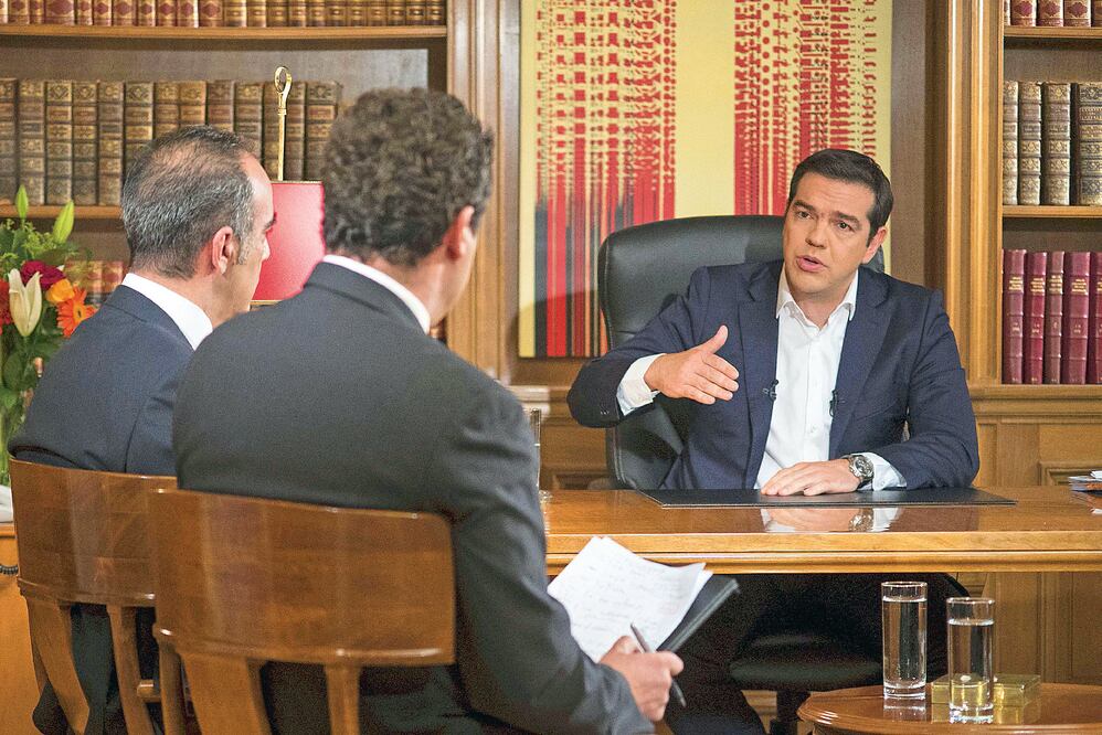 El primer ministro griego Alexis Tsipras habla con periodistas, durante una entrevista en sus oficinas en la Mansión Máximos, en Atenas. Foto: ANDREA BONETTI. REUTERS