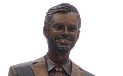 Estatua de Eugenio Derbez en Acapulco causa críticas en redes sociales