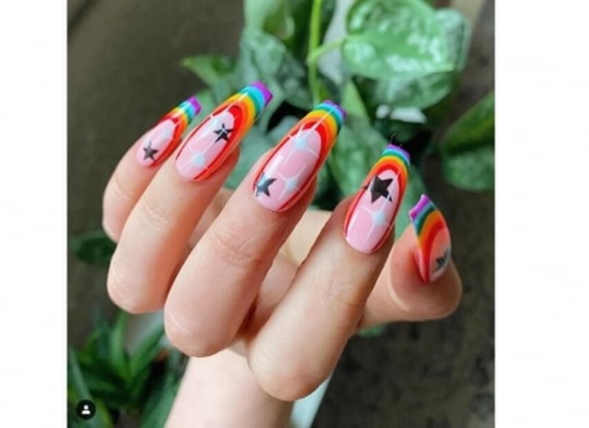 Manicura de arcoíris para conmemorar la marcha por el orgullo LGBTTTIQ+