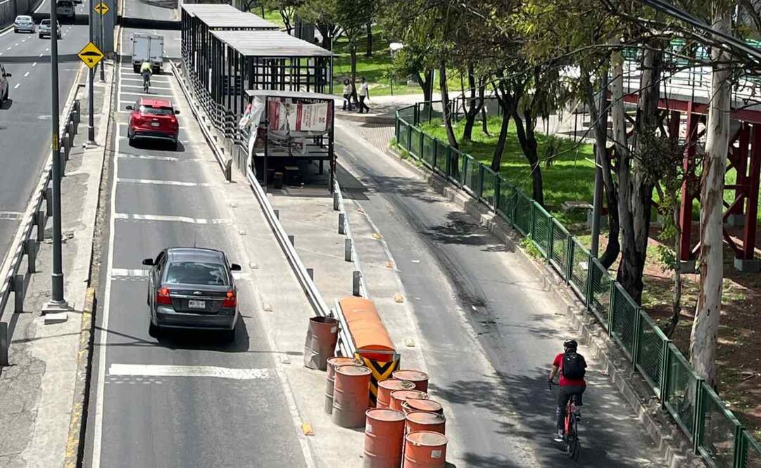 Aún cuando cumplió un día de apertura del tramo elevado de la Línea 9, con funcionamiento total de la ruta, usuarios esperaron durante 15 minutos en el andén provisional al Metrobús de apoyo, pues “se habían acostumbrado”. Foto: Especial