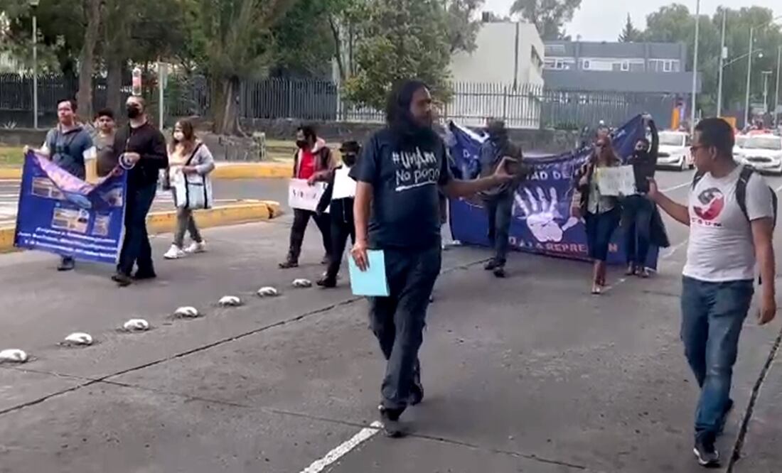 Profesores de asignatura y ayudantes de la Facultad de Ciencias de la Universidad Nacional Autónoma de México marchan hacia la Rectoría de la Universidad. Foto: especial