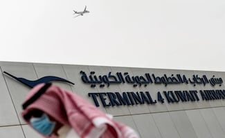 Ataque al aeropuerto de Kuwait deja un muerto; pone a prueba cese del fuego entre EU e Irán