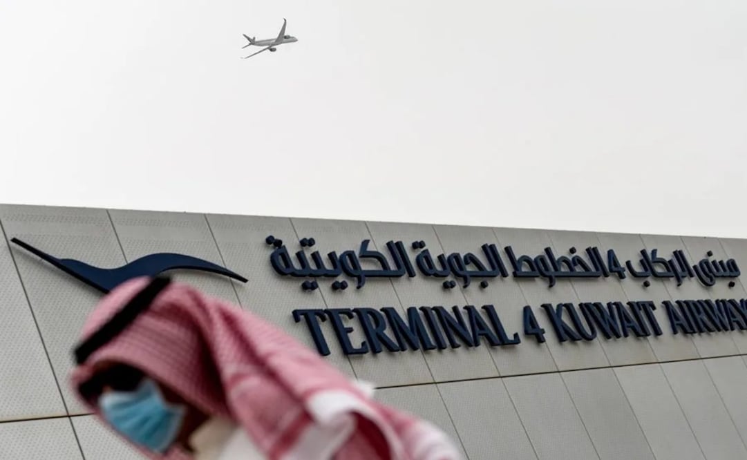 Un hombre con mascarilla protectora pasa junto a la terminal 4 del aeropuerto internacional de Kuwait, en la ciudad de Kuwait, en una fotografía de archivo. Foto: EFE