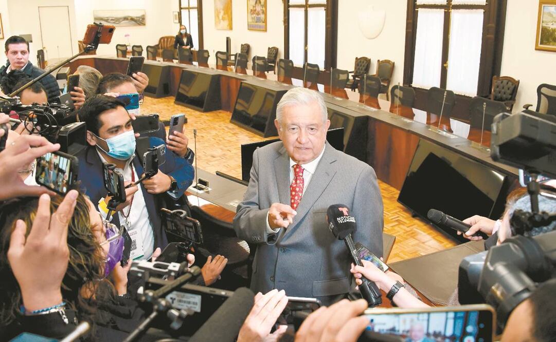 Ayer, antes de dar inicio a la conferencia de prensa mañanera, el presidente Andrés Manuel López Obrador recibió el reporte del gabinete de seguridad, donde el titular de Sedena planteó que en el desfile del 16 de septiembre. Foto: Especial.