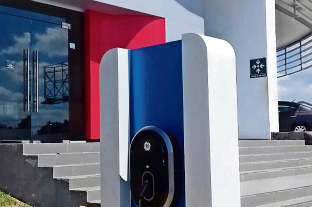 Proyecto. Nissan cuenta con 223 agencias, en las cuales instaló una estación de recarga para autos eléctricos (ARCHIVO. EL UNIVERSAL)