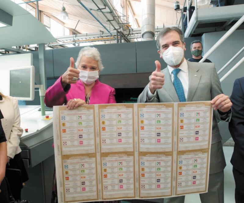 La secretaria de Gobernación, Olga Sánchez Cordero, y el consejero presidente del INE, Lorenzo Córdova, en los Talleres Gráficos de México, ayer. Foto: CORTESÍA INE