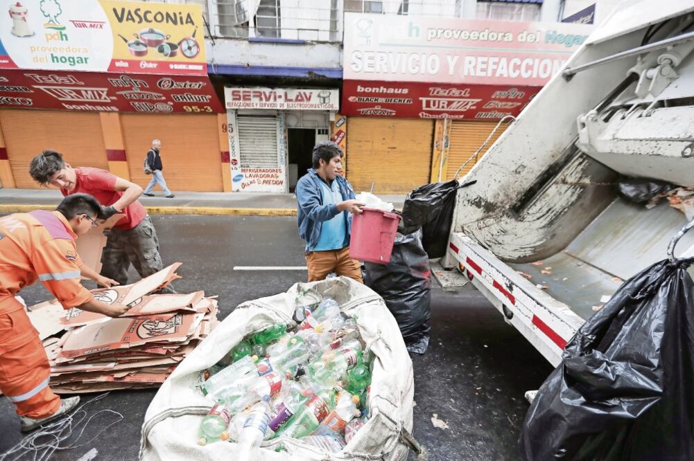 En algunos puntos de Cuauhtémoc, ayer sábado, cuando se supone se recolecta la basura orgánica, los trabajadores de limpia aceptaron inorgánicos reciclables. (ALEJANDRO ACOSTA. EL UNIVERSAL)