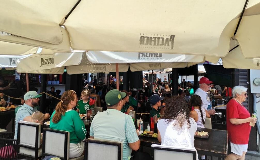 Y así, los meseros continuaban su recorrido entre las mesas cargando charolas con tacos de marlín, de camarón, tostadas de ceviche y bebidas, mientras familias y grupos de amigos y turistas seguían atentos cada jugada
FOTO: GLADYS NAVARRO