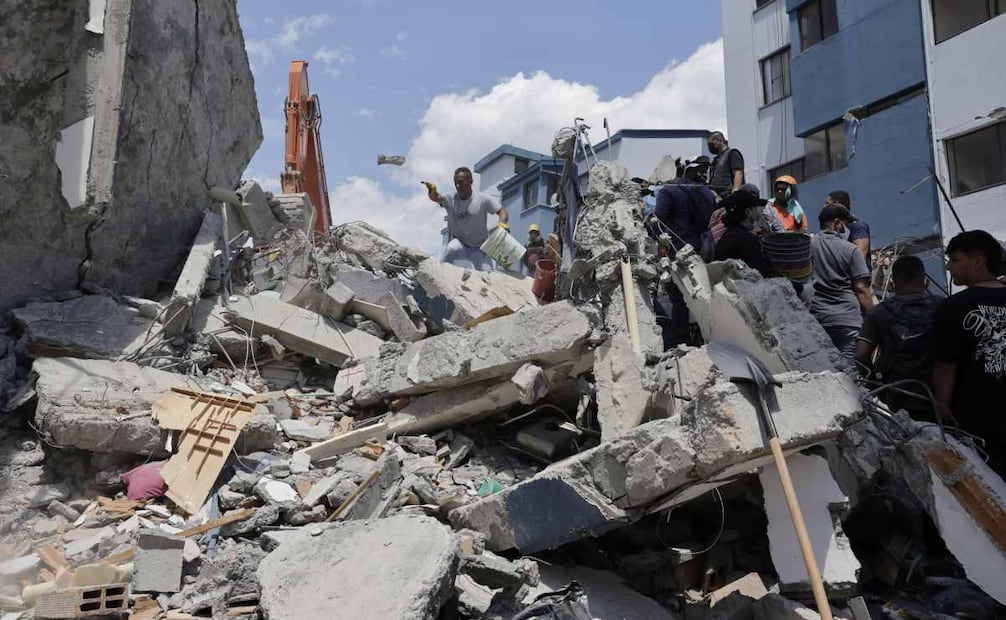 Voluntarios retiran escombros de un edificio tras el terremoto de magnitud 7,4 que sacudió Colombia. (11/08/26) Foto: EFE.