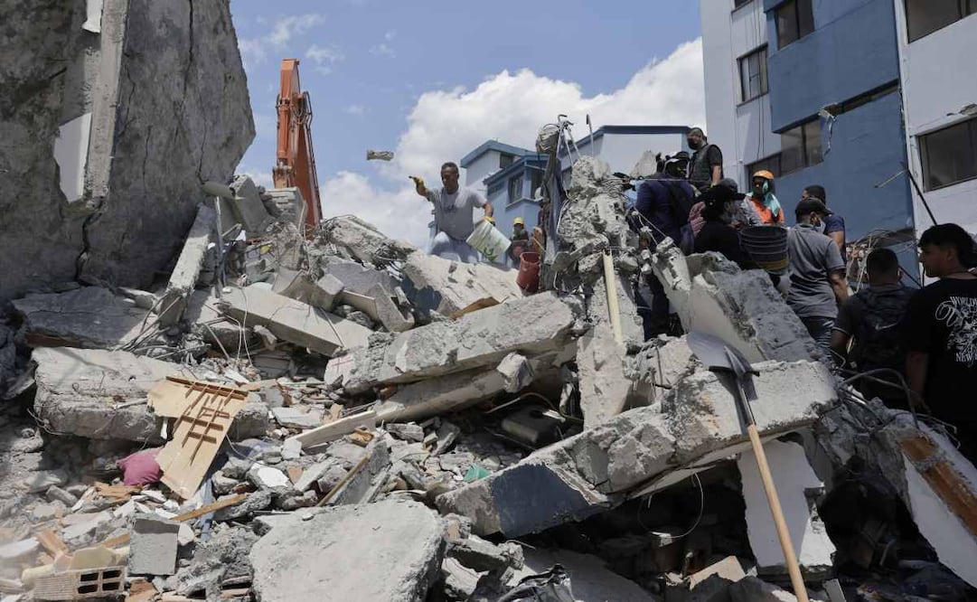 Voluntarios retiran escombros de un edificio tras el terremoto de magnitud 7,4 que sacudió Colombia. (11/08/26) Foto: EFE.