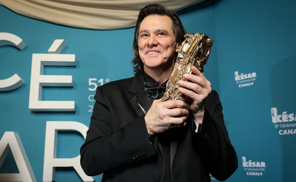 Jim Carrey posa tras recibir el premio César de Honor durante la 51.ª ceremonia de los Premios César en París.
Foto: AP/Thomas Padilla.