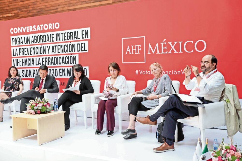Valeria González, representante de El Bronco, Jorge Núñez, de Meade; Patricia Campos, jefa del Buró para América Latina de AHF; Fernanda Tapia, la moderadora; Asa Cristina Laurell, representante de AMLO, y Emilio Álvarez Icaza, de Anaya (IVÁN STEPHENS)